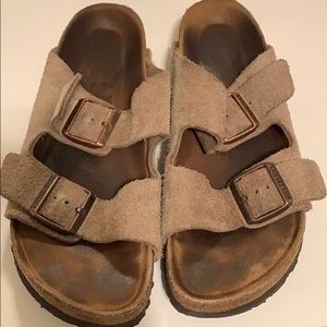 Perfectly worn Arizona Birkenstock’s sz 39